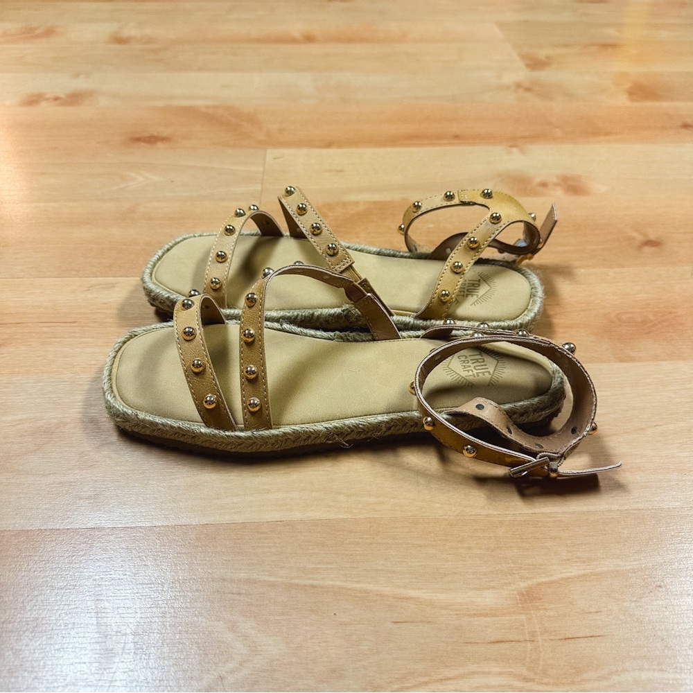 NWT True Craft Tan Notify Studded Sandals Womens Size 7 - Picture 6 of 11